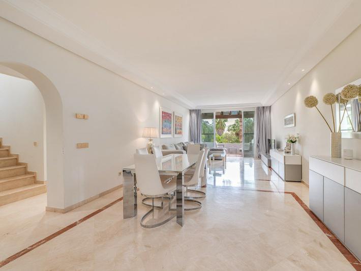 Puerto Banús Beachfront Dream: Luxury Duplex Penthouse with Sea Views!