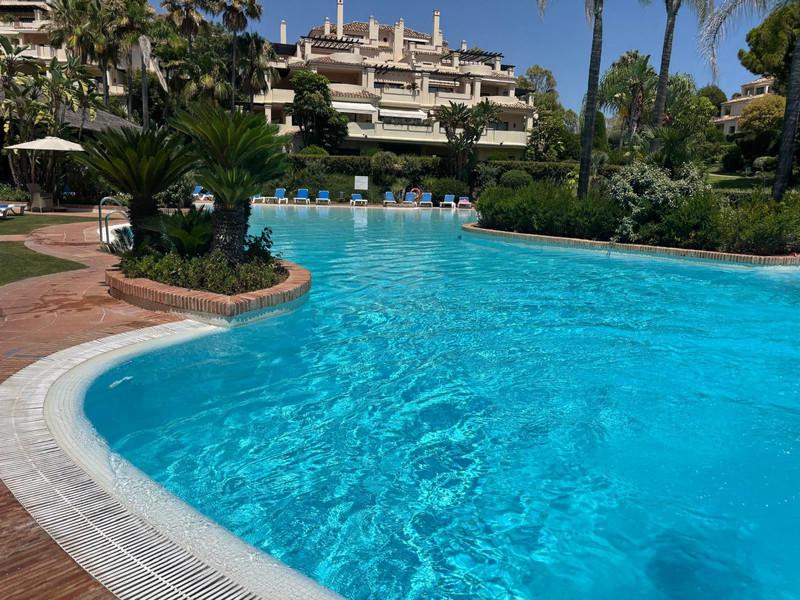 Modern Apartment with Golf Views and Resort Amenities in Benahavís
