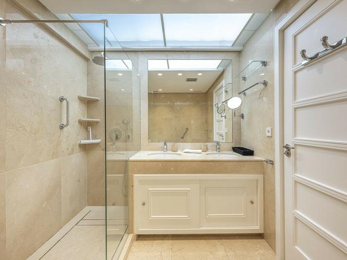 Elegant 3-Bedroom Duplex with Large Terrace – Las Lomas del Marbella Club, Golden Mile