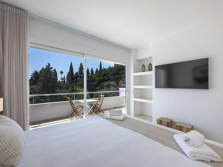 Elegant 3-Bedroom Duplex with Large Terrace – Las Lomas del Marbella Club, Golden Mile