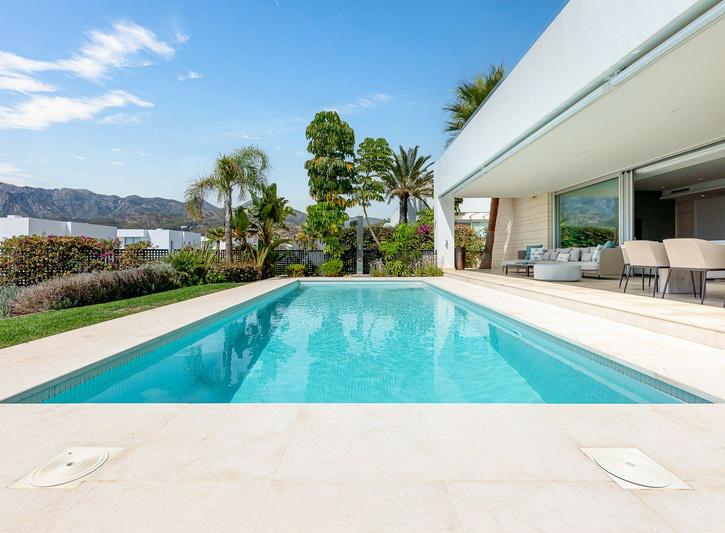 Luxury Villa with Heated Pool and Panoramic Views – Marbella