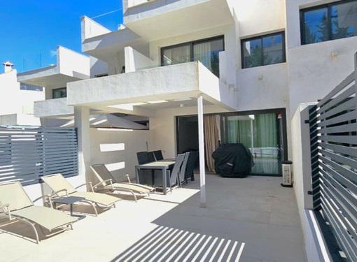 Modern Beachside Townhouse with Rooftop Jacuzzi – Playa de Guadalobón, Estepona