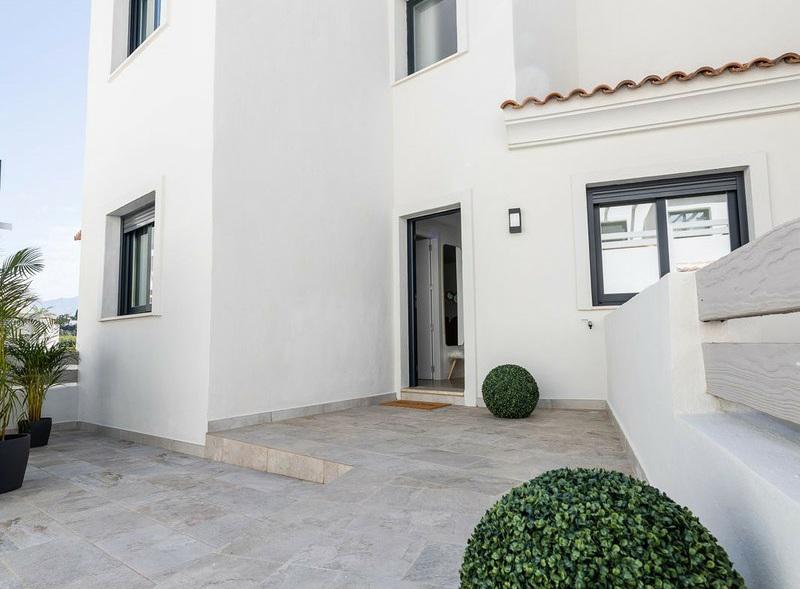 Semi-Detached House with Spacious Terrace – El Paraíso, Costa del Sol