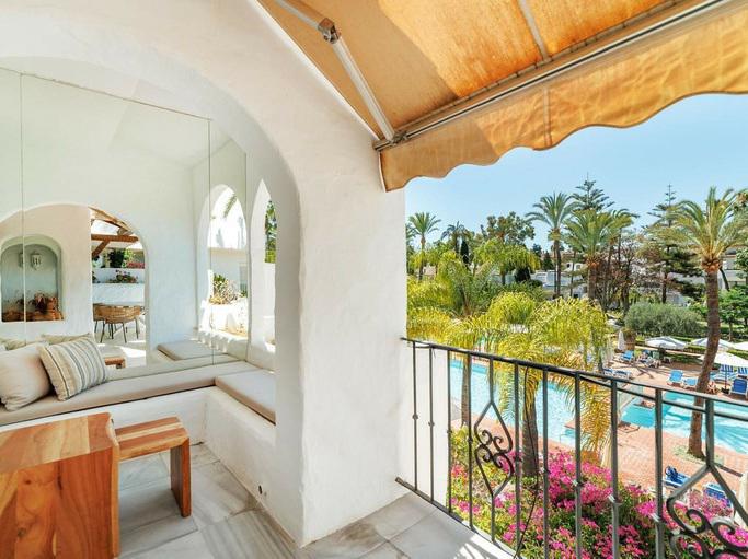 Renovated Apartment with Terrace – Puerto Banús