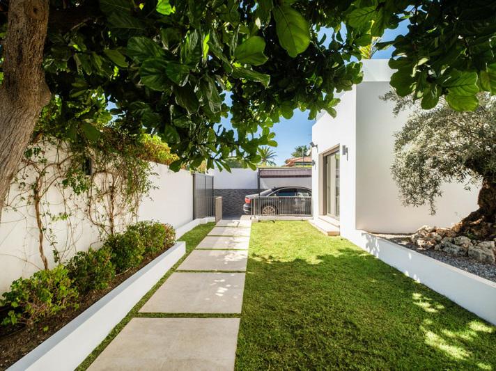 Luxury Villa with Pool, Jacuzzi and Cinema Room – Golden Mile, Marbella