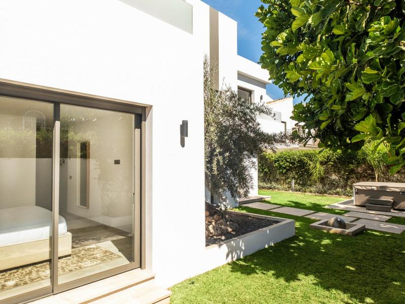 Luxury Villa with Pool, Jacuzzi and Cinema Room – Golden Mile, Marbella