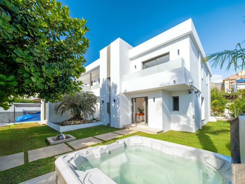 Luxury Villa with Pool, Jacuzzi and Cinema Room – Golden Mile, Marbella