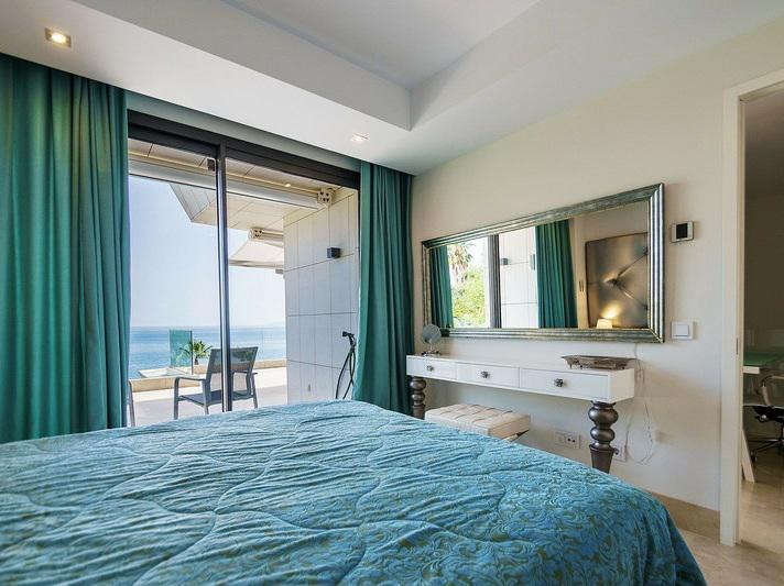 Luxury Beachfront Duplex with Private Terrace – Estepona