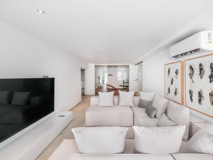 Luxury Villa with Pool, Jacuzzi and Cinema Room – Golden Mile, Marbella