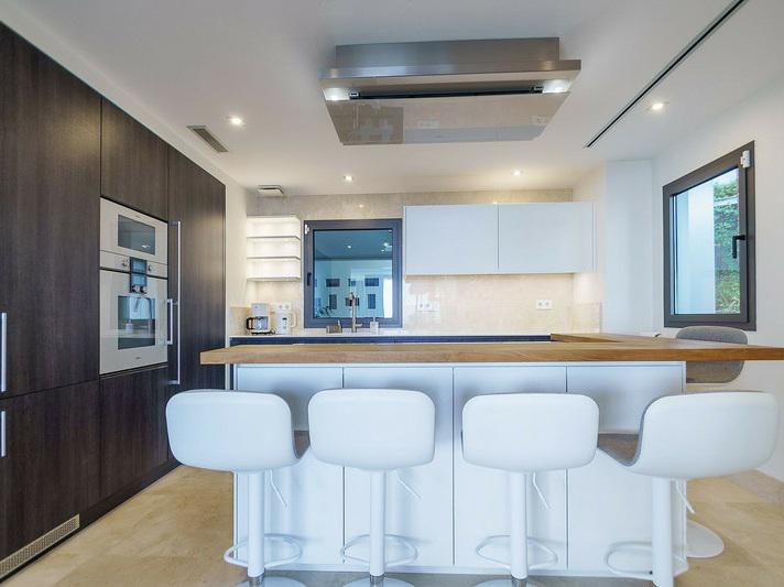 Luxury Beachfront Duplex with Private Terrace – Estepona