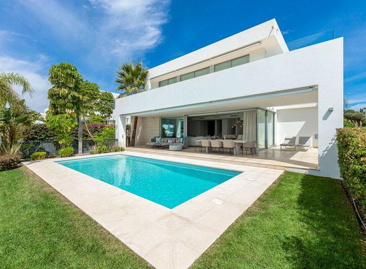 Luxury Villa with Heated Pool and Panoramic Views – Marbella