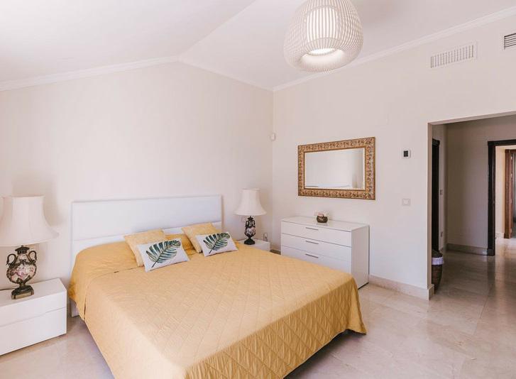 Beachfront Townhouse with Direct Access to the Sea – Bahía de Marbella