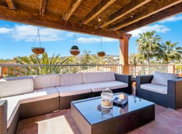 Spacious Penthouse with Golf Views and Large Terraces – Benatalaya, Benahavís