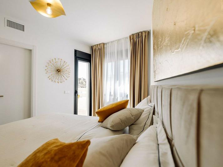 Semi-Detached House with Spacious Terrace – El Paraíso, Costa del Sol
