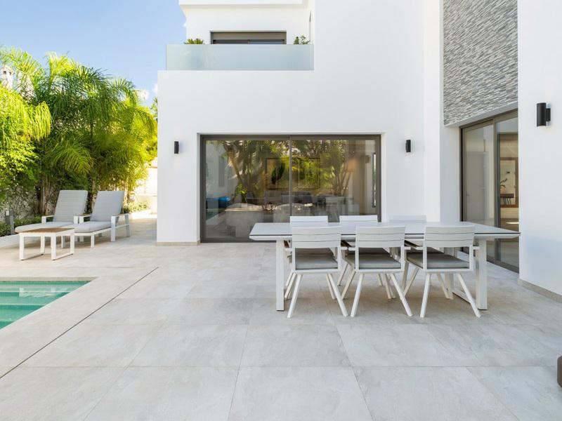 Luxury Villa with Pool, Jacuzzi and Cinema Room – Golden Mile, Marbella