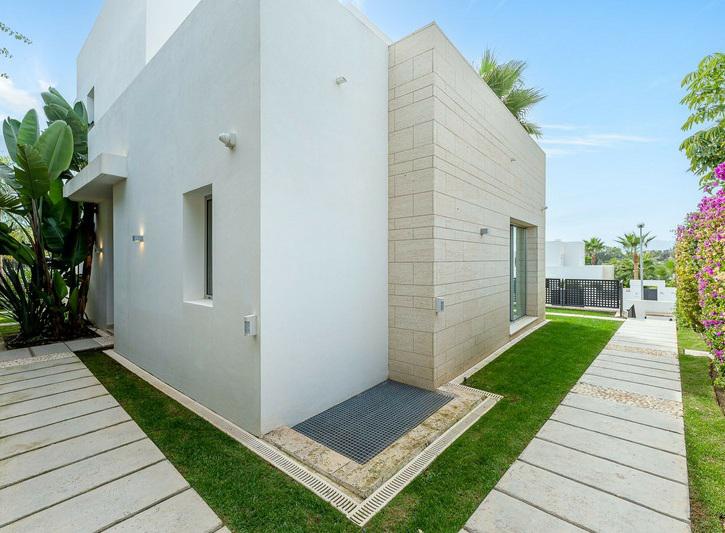 Luxury Villa with Heated Pool and Panoramic Views – Marbella