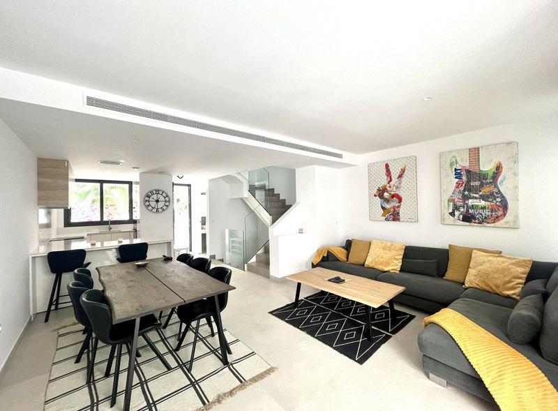 Modern Beachside Townhouse with Rooftop Jacuzzi – Playa de Guadalobón, Estepona