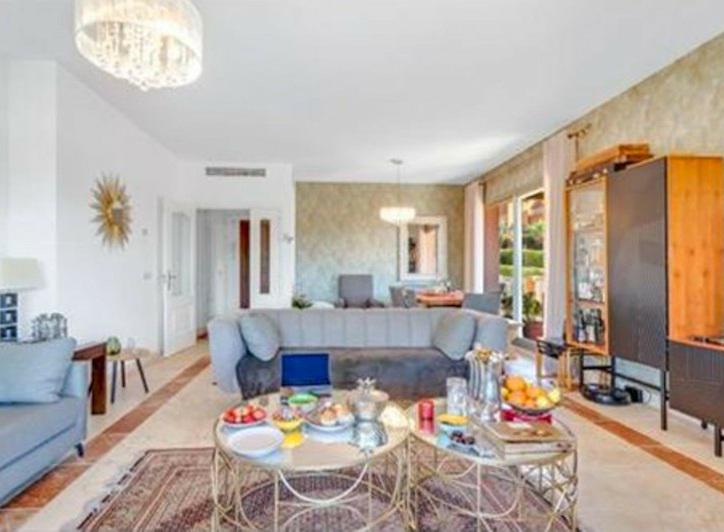 Spacious Penthouse with Golf Views and Large Terraces – Benatalaya, Benahavís