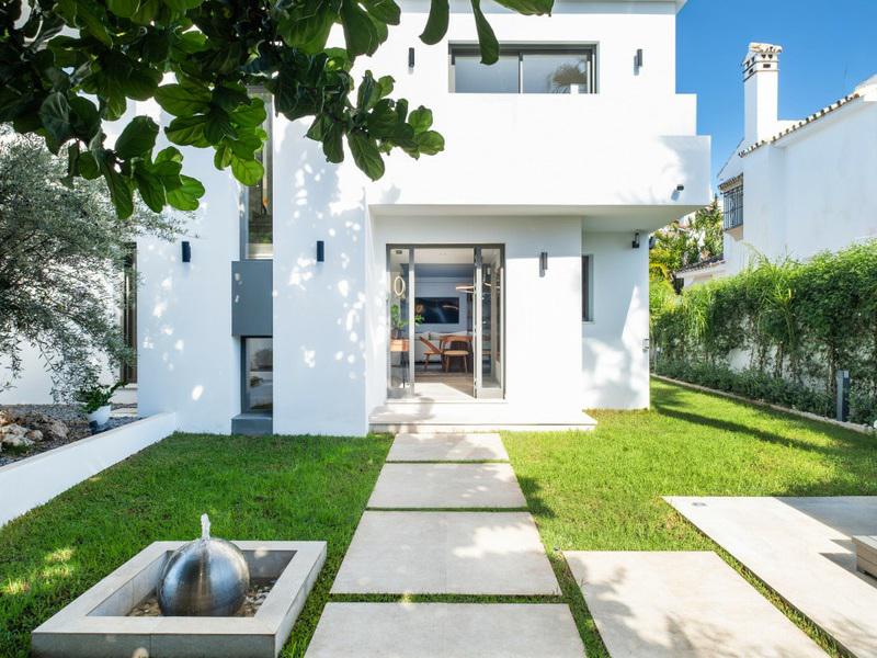 Luxury Villa with Pool, Jacuzzi and Cinema Room – Golden Mile, Marbella
