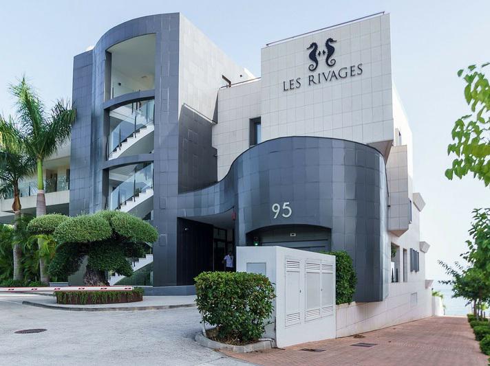 Luxury Beachfront Duplex with Private Terrace – Estepona