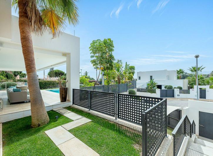 Luxury Villa with Heated Pool and Panoramic Views – Marbella