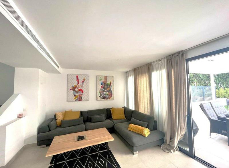 Modern Beachside Townhouse with Rooftop Jacuzzi – Playa de Guadalobón, Estepona