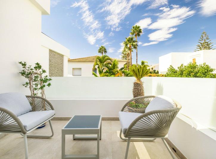 Luxury Villa with Pool, Jacuzzi and Cinema Room – Golden Mile, Marbella