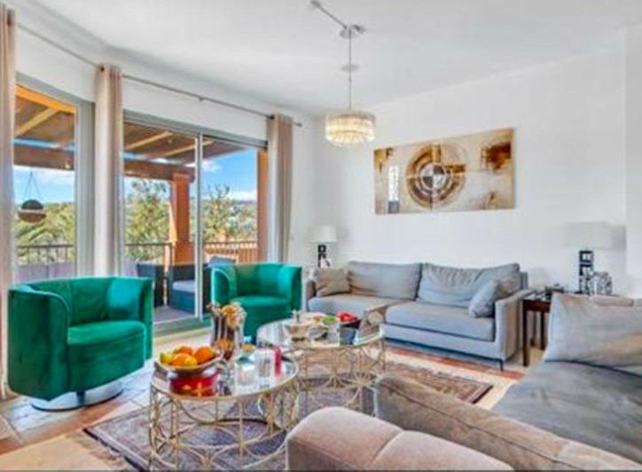 Spacious Penthouse with Golf Views and Large Terraces – Benatalaya, Benahavís