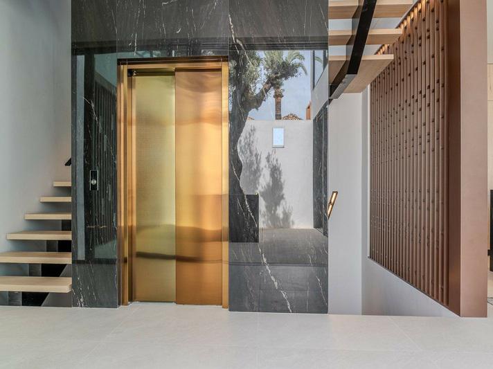 Luxury Villa with Rooftop Pool in Exclusive Vilas 6 – Puerto Banús, Marbella