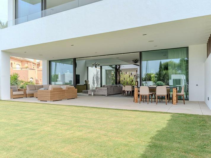 Luxury Villa with Rooftop Pool in Exclusive Vilas 6 – Puerto Banús, Marbella