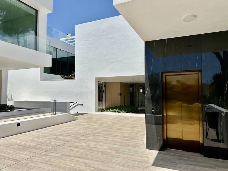Luxury Villa with Rooftop Pool in Exclusive Vilas 6 – Puerto Banús, Marbella