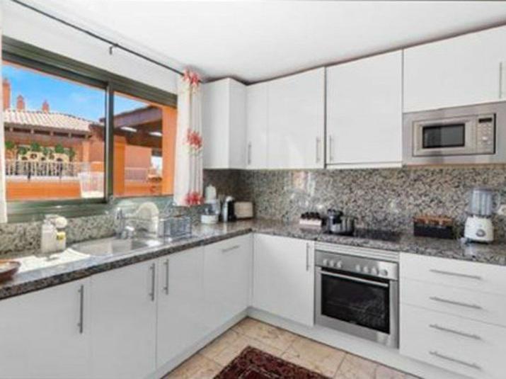 Spacious Penthouse with Golf Views and Large Terraces – Benatalaya, Benahavís