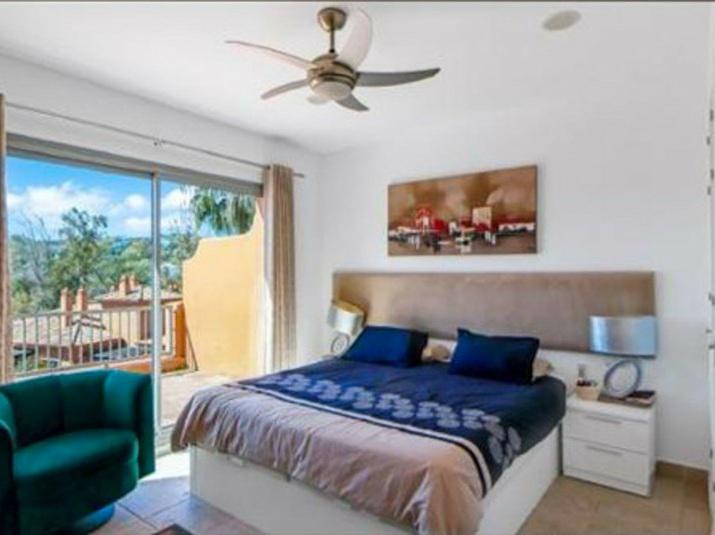 Spacious Penthouse with Golf Views and Large Terraces – Benatalaya, Benahavís