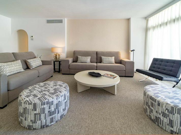 Renovated Apartment with Terrace – Puerto Banús
