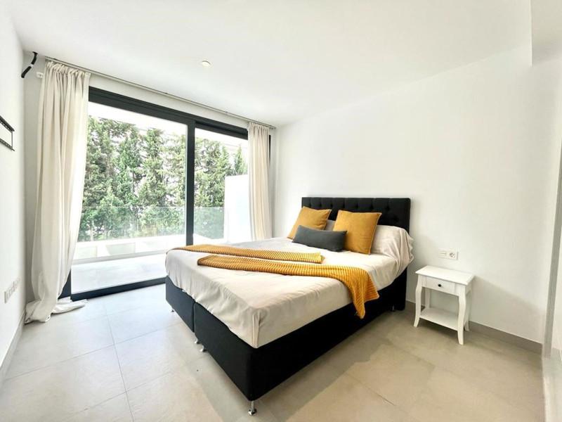 Modern Beachside Townhouse with Rooftop Jacuzzi – Playa de Guadalobón, Estepona