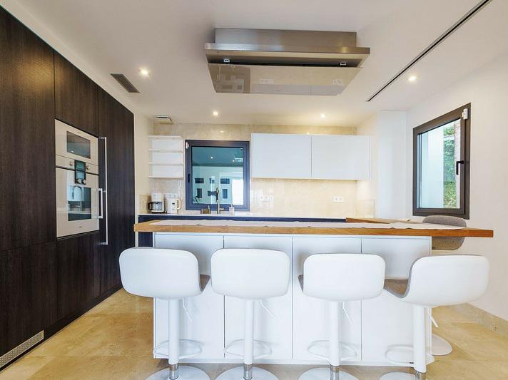 Luxury Beachfront Duplex with Private Terrace – Estepona