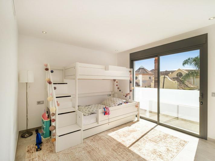 Luxury Villa with Pool, Jacuzzi and Cinema Room – Golden Mile, Marbella