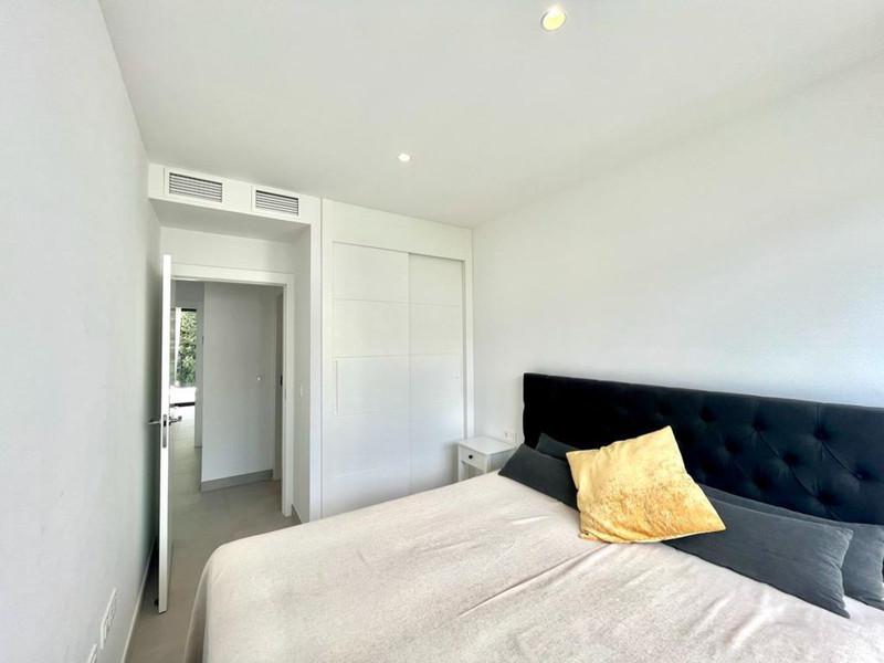 Modern Beachside Townhouse with Rooftop Jacuzzi – Playa de Guadalobón, Estepona