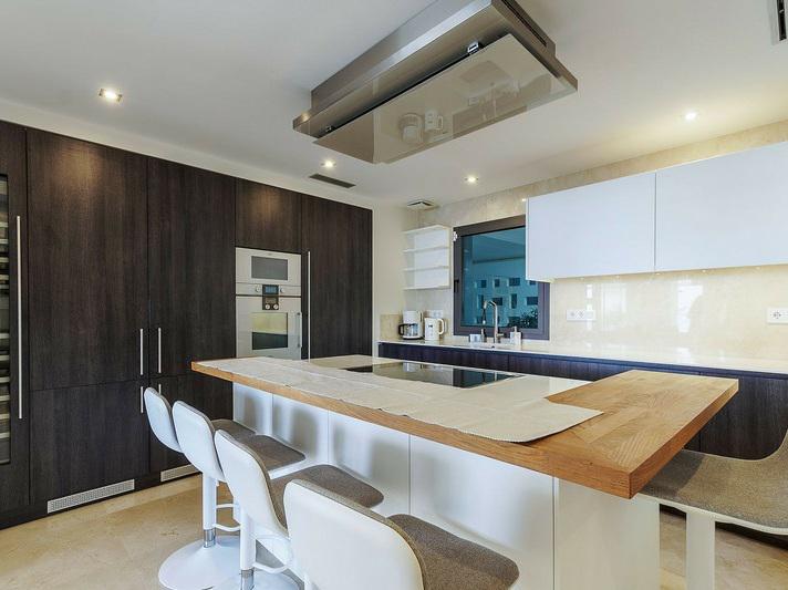 Luxury Beachfront Duplex with Private Terrace – Estepona