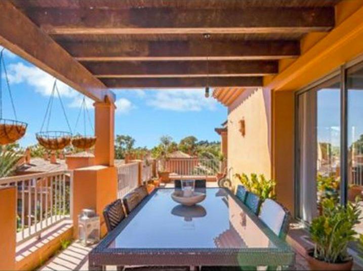 Spacious Penthouse with Golf Views and Large Terraces – Benatalaya, Benahavís
