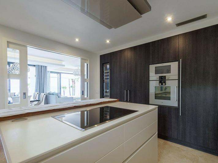 Luxury Beachfront Duplex with Private Terrace – Estepona