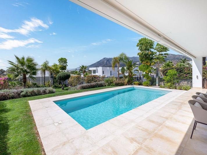 Luxury Villa with Heated Pool and Panoramic Views – Marbella