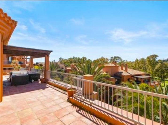 Spacious Penthouse with Golf Views and Large Terraces – Benatalaya, Benahavís