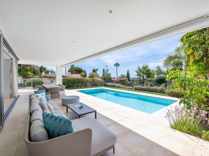 Luxury Villa with Heated Pool and Panoramic Views – Marbella
