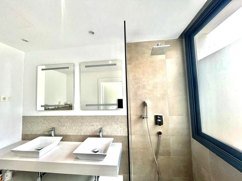 Modern Beachside Townhouse with Rooftop Jacuzzi – Playa de Guadalobón, Estepona