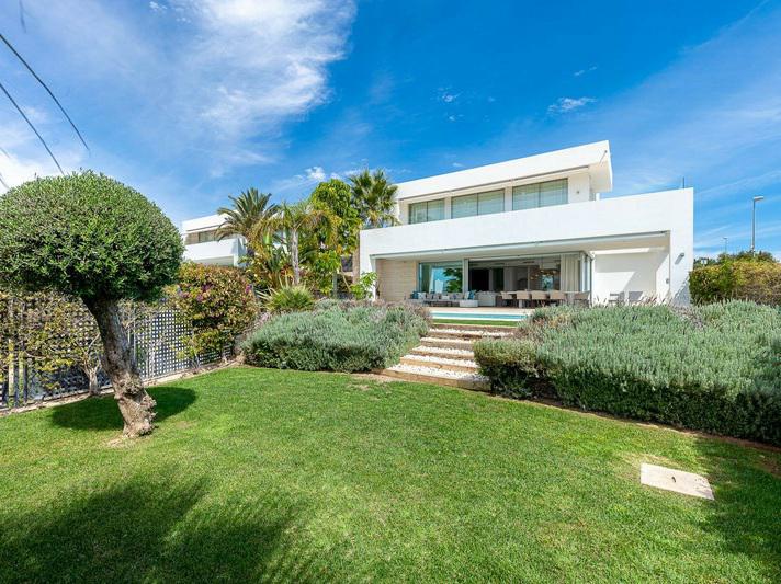 Luxury Villa with Heated Pool and Panoramic Views – Marbella
