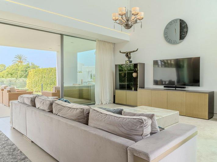 Luxury Villa with Rooftop Pool in Exclusive Vilas 6 – Puerto Banús, Marbella