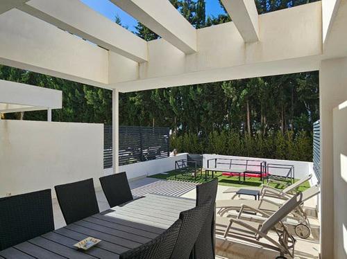 Modern Beachside Townhouse with Rooftop Jacuzzi – Playa de Guadalobón, Estepona