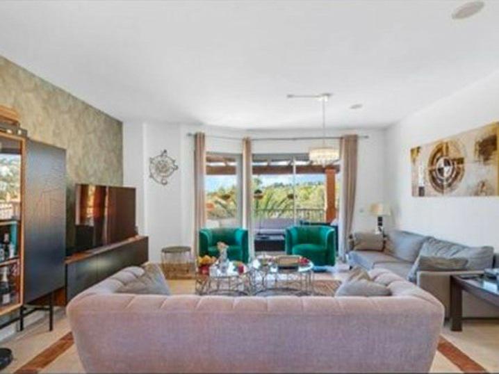 Spacious Penthouse with Golf Views and Large Terraces – Benatalaya, Benahavís
