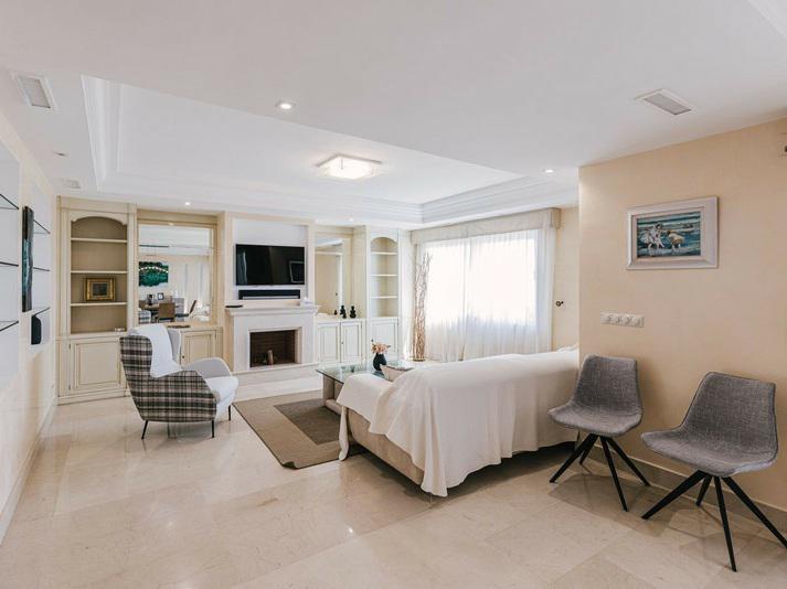 Beachfront Townhouse with Direct Access to the Sea – Bahía de Marbella